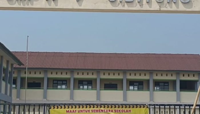 Unjuk Rasa Kedua, Warga LBS 2 Geram, Segel SMP Negeri 7 Cibitung, LAMI Siap Bawa Aspirasi ke KDM Demi Aset Bangsa
