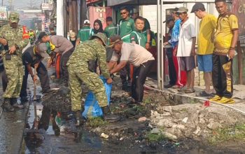 Kepala Desa Mangunjaya, Jayadi Said SE. Pimpin Jum’at Bersih di Jalan Raya Tambun-Tambelang