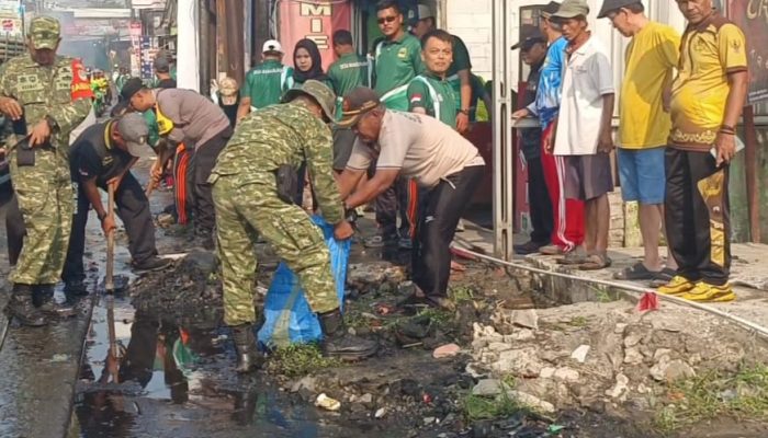 Kepala Desa Mangunjaya, Jayadi Said SE. Pimpin Jum’at Bersih di Jalan Raya Tambun-Tambelang