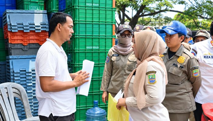 Satpol PP Kirim Surat Pemberitahuan Penertiban 19 Bangli di Cikarang Barat